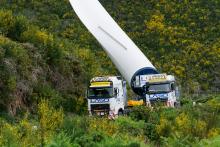 wing of wind turbine on truck