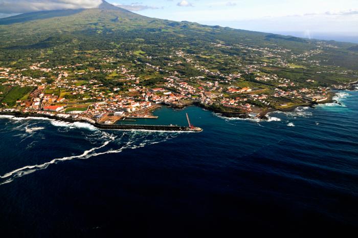 Pico aireal view of a coast town