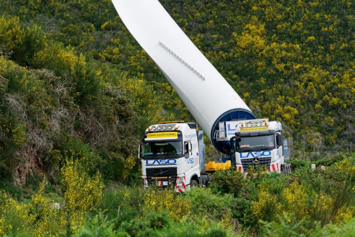 wing of wind turbine on truck